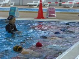 小学生水泳教室水慣れ集中イメージ